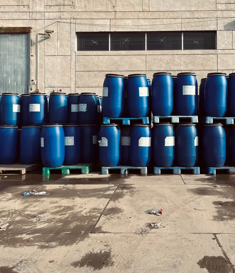Bidones de químicos sobre paletas en una planta